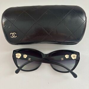 Chanel daisy sunglasses